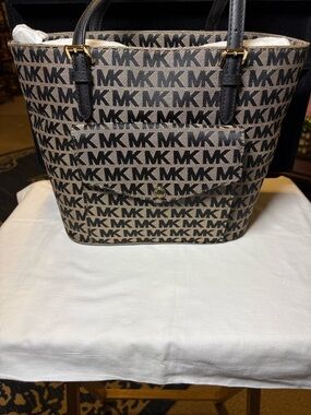 Michael Kors Jet Set Medium Pocket Tote Bag